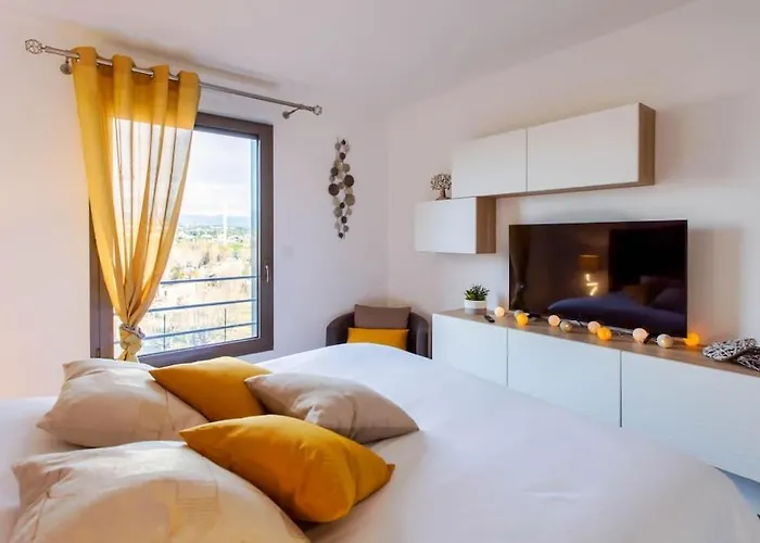 A7- 2 Bdr Sea & Mountain View - Ac, Parking, Pool & Terrace Antibes