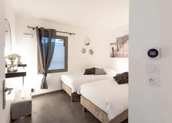 Апартаменти A7- 2 Bdr Sea & Mountain View - Ac, Parking, Pool & Terrace *