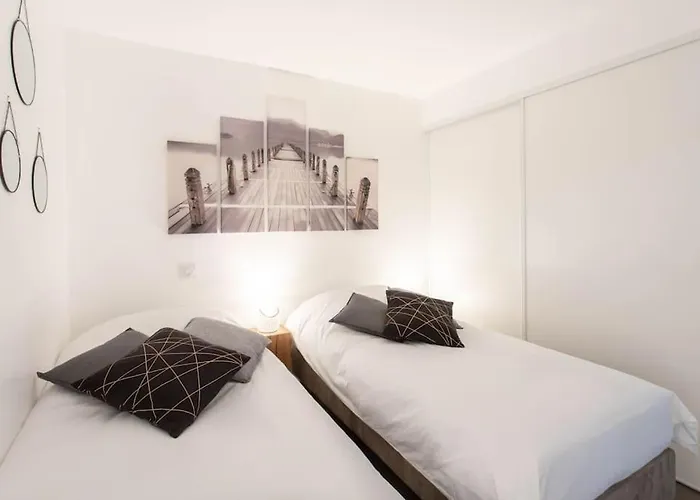 Appartement A7- 2 Bdr Sea & Mountain View - Ac, Parking, Pool & Terrace